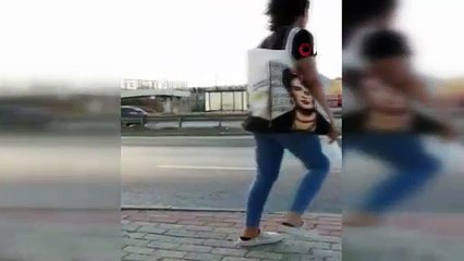 Üst geçidi kullanmayan hemşireye otomobil böyle çarptı