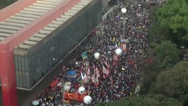 Miles de brasileños piden la dimisión de Bolsonaro por su fallido plan de vacunación