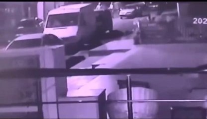 MALTEPE'DE AŞIRI SÜRATLİ MOTOSİKLETLİNİN ÇARPTIĞI BEKÇİ YARALANDI