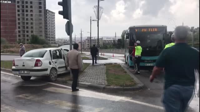Halk otobüsü ile otomobil çarpıştı: 3 yaralı