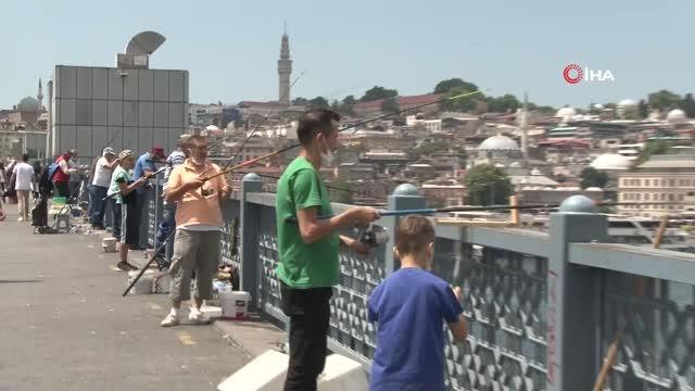 Kısıtlamasız ilk pazar günü Galata Köprüsü olta balıkçıların akınına uğradı