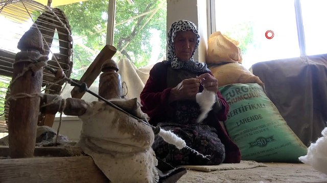 Son dokuma ustalarından Ümmühan teyze, 1800’lü yıllardan gelen tezgahta Nikfer bezi dokuyor