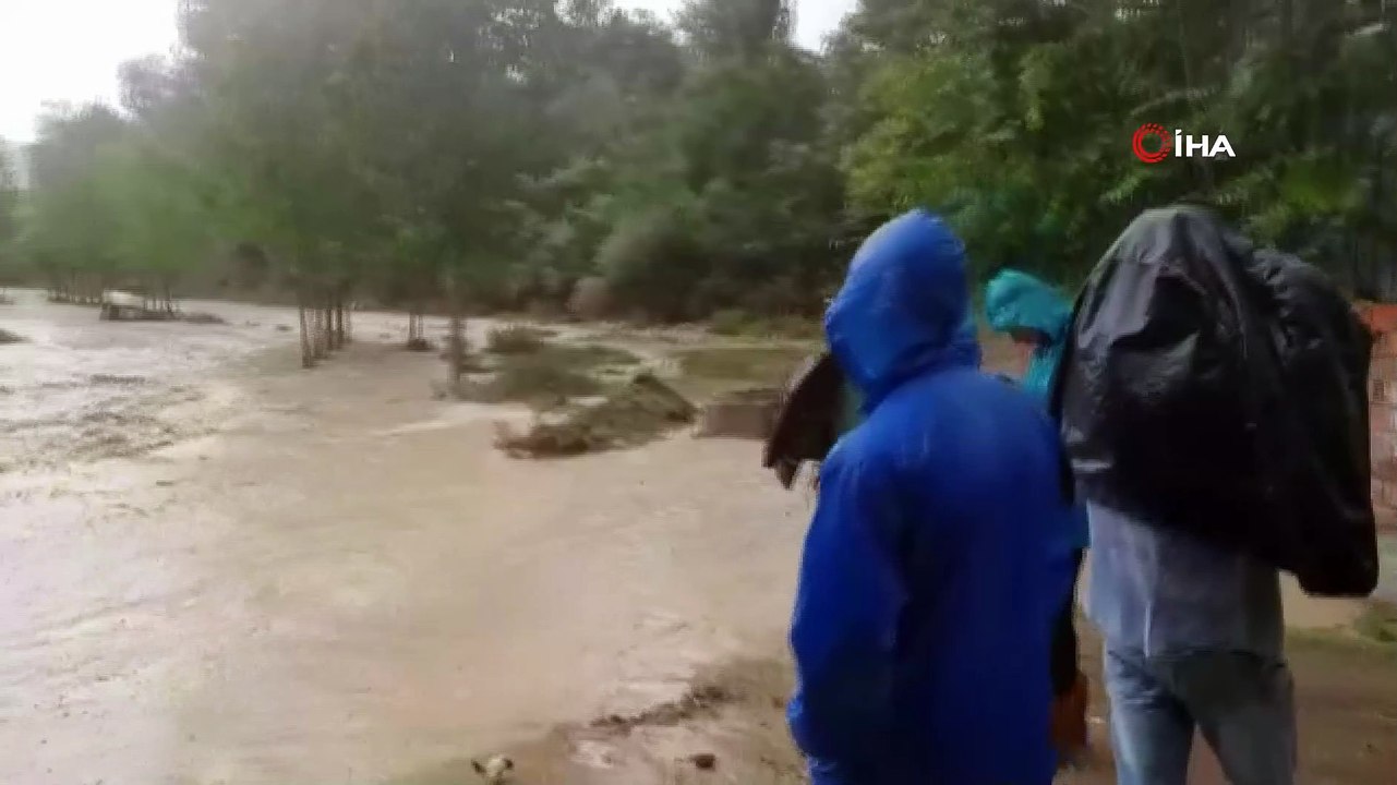 Sağanak yağış etkili oldu: Dere taştı, köy yolu kapandı