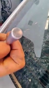 ¿Y esto? Un taller muestra un vídeo en el que retiran barro de la luna de un coche después de llover con un imán