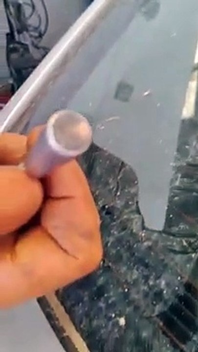 ¿Y esto? Un taller muestra un vídeo en el que retiran barro de la luna de un coche después de llover con un imán