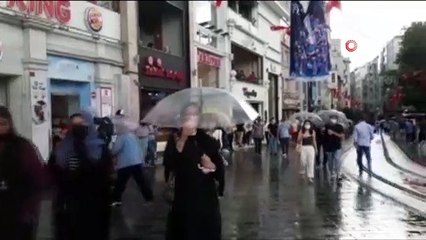 Kısıtlamasız ilk pazar günü Taksim'e gelen vatandaşlar yağmura yakalandı