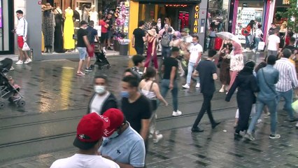 Kısıtlamasız ilk pazar günü Taksim'e gelen vatandaşlar yağmura yakalandı