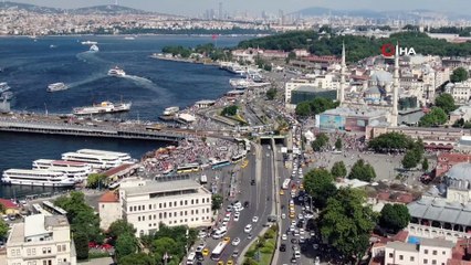 Eminönü'nde kısıtlamasız ilk pazar günü oluşan kalabalık böyle görüntülendi