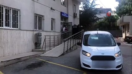 Arabanın camından öz oğlunu sarkıtan baba tutuklandı