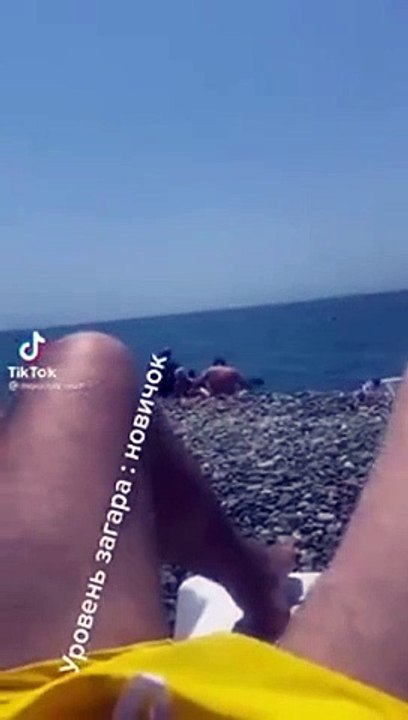 Cette femme veut avoir le bronzage parfait de ses fesses !