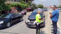 Hatay'da zincirleme trafik kazası: 4 otomobil birbirine girdi, 1 kişi yaralandı