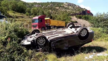 Kafa kafaya çarpışan iki araçtan biri tarlaya uçtu: 2 yaralı