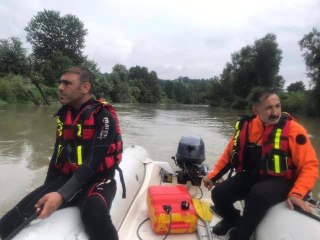 Arkadaşlarından helallik isteyerek girdiği nehirde kayboldu