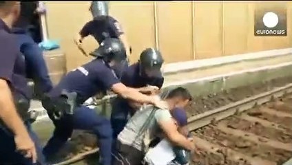 Göçmen kampına gitmemek için tren raylarına yattılar