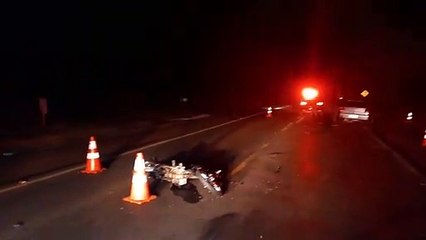 Motociclista bate em viatura, cai na PR-323 e acaba atropelado por outro veículo