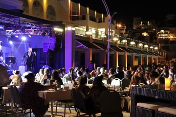 Alkışlar az gelince sahneden inip tekrar geldi