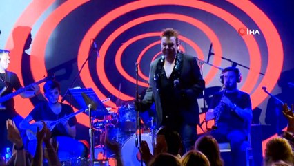 Alkışlar az gelince sahneden inip tekrar geldi