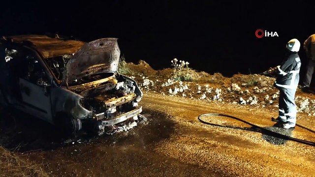 Seyir halindeyken alev alan hafif ticari araç yandı