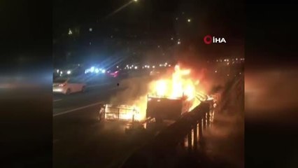 Ümraniye Çakmak Köprüsü'nde bir kamyonet alev alev yandı
