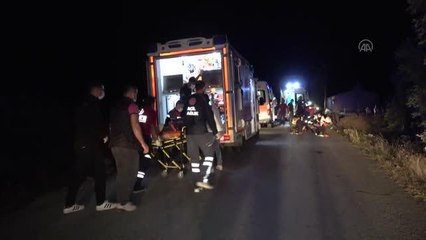 Düzensiz göçmenleri taşıyan minibüs şarampole devrildi(2)