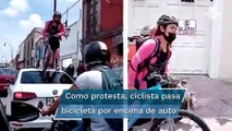 Ciclista pasa por encima de automóvil que obstruía paso de ciclovía en Querétaro