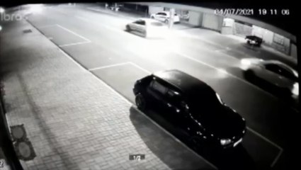 Câmera registra batida frontal que deixou idoso de 72 anos ferido no Bairro Cascavel Velho