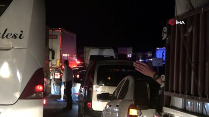 Freni boşalan kamyonun sürücüsü, araç konvoyunu görünce kamyonunu yan yatırdı: 5 yaralı
