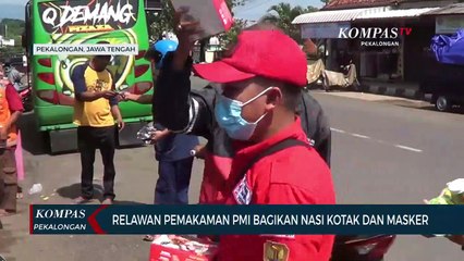 Скачать видео: Relawan Pemakaman PMI Bagikan Nasi Kotak dan Masker