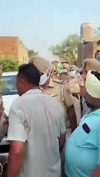 ਲਓ ਜੀ ਅੱਜ ਫੇਰ ਮੰਤਰੀ ਧਰਮਸੋਤ ਨੂੰ ਨਾਭਾ ਹਲਕੇ ਦੇ ਪਿੰਡ ਕੱਲੇਮਾਜਰਾ ਚ ਕਿਸਨਾ ਨੇ ਪਾਇਆ ਘੇਰਾ। ਮੰਤਰੀ ਸਾਹਿਬ! ਇਹ ਜਨਤਾ ਨਾਲ ਕੀਤੇ ਵਾਅਦਿਆ ਨੂੰ ਭੁੱਲ ਜਾਣ ਦਾ ਨਤੀਜਾ ਹੈ। sada pind