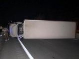 Freni boşalan kamyonun sürücüsü, araç konvoyunu görünce kamyonunu yan yatırdı: 5 yaralı