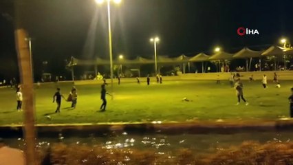 Arnavutköy'de sıcaktan bunalan çocuklar süs havuzuna girdi