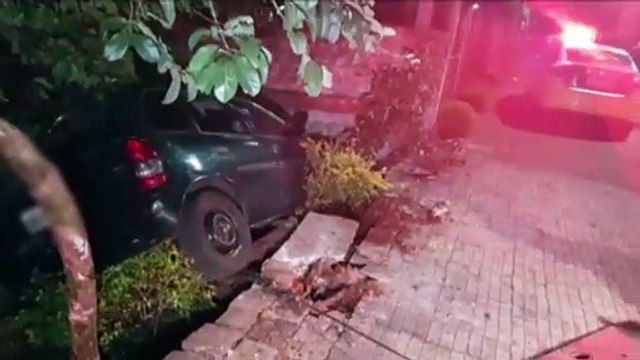 Motorista perde o controle e Corsa invade residência na Rua Minas Gerais