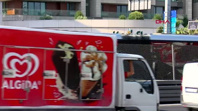 Küçükçekmece'de metrobüs kazası; yaralılar var (2)