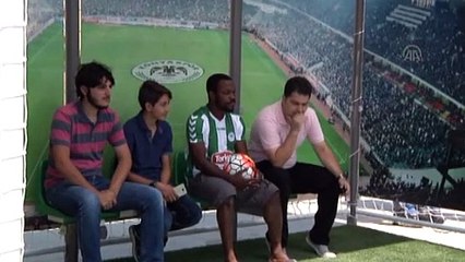 'Tribün'de otobüs bekliyorlar