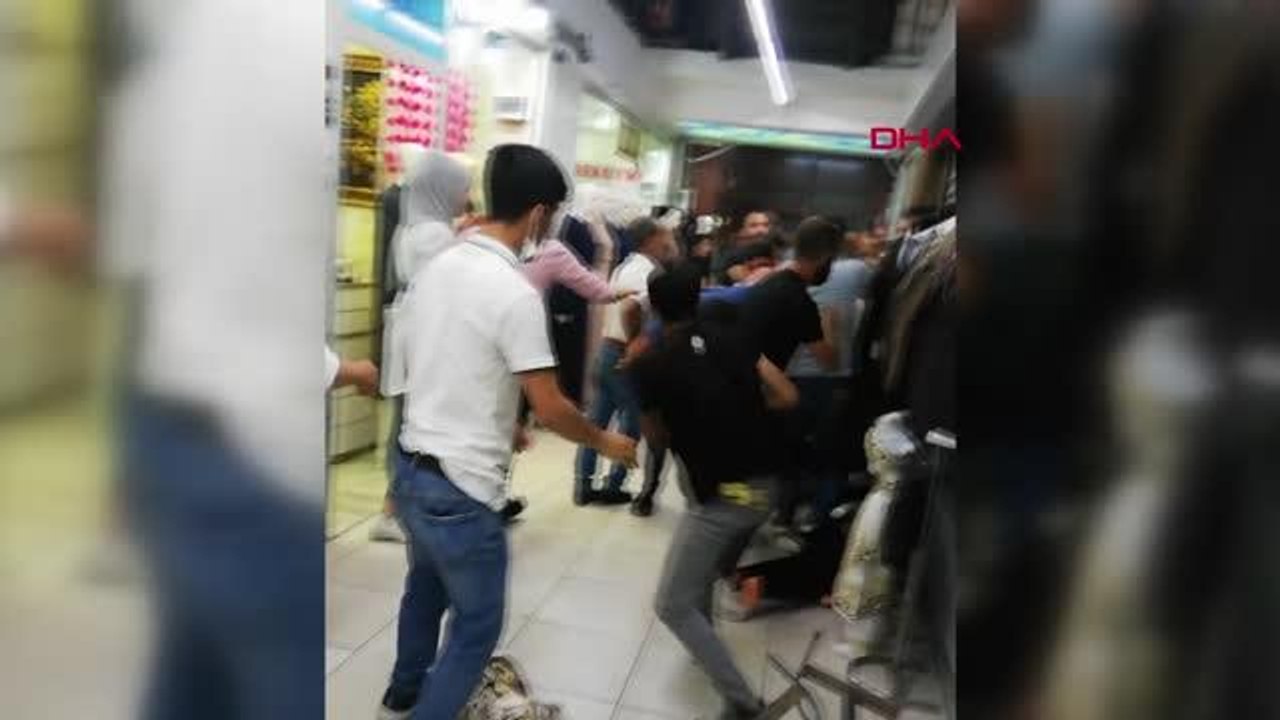 Son dakika haberleri... EMİNÖNÜ'NDE ORTALIĞIN SAVAŞ ALANINA DÖNDÜĞÜ ESNAF KAVGASI KAMERADA