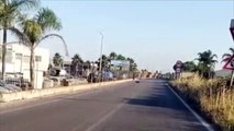 Incidente in Puglia: trattore circondato da balle di fieno sulla Leverano - Veglie - video
