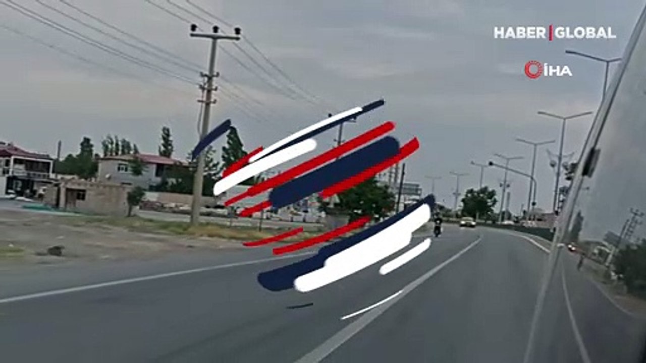 Motosiklet üzerinde tehlikeli hareketler kamerada