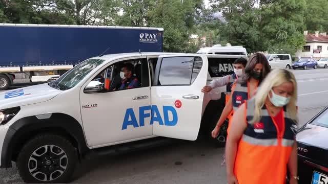 AFAD gönüllüsü gelin ve damadın takısı Afet ve acil durum çantası oldu