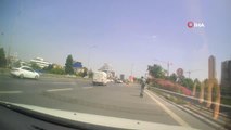 Son dakika haber! E-5 Karayolu'nda tehlikeli scooter yolculuğu kamerada- Elektrikli scooter sürücüsü otomobillere aldırmadan E-5'te yolculuk yaptı
