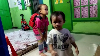 Video lucu Bayi joget head shoulders knees and toes (Kepala pundak lutut kaki)