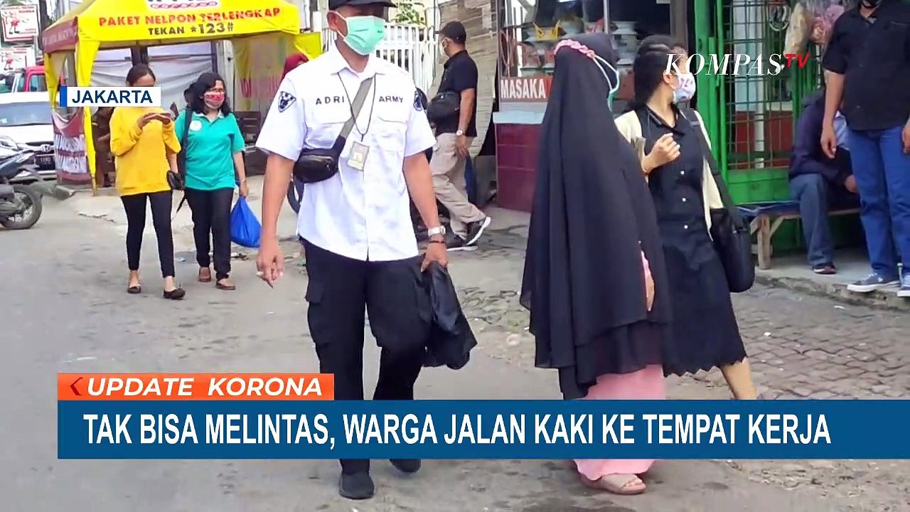 Tak Bisa Melintas, Warga Jalan Kaki ke Tempat Kerja