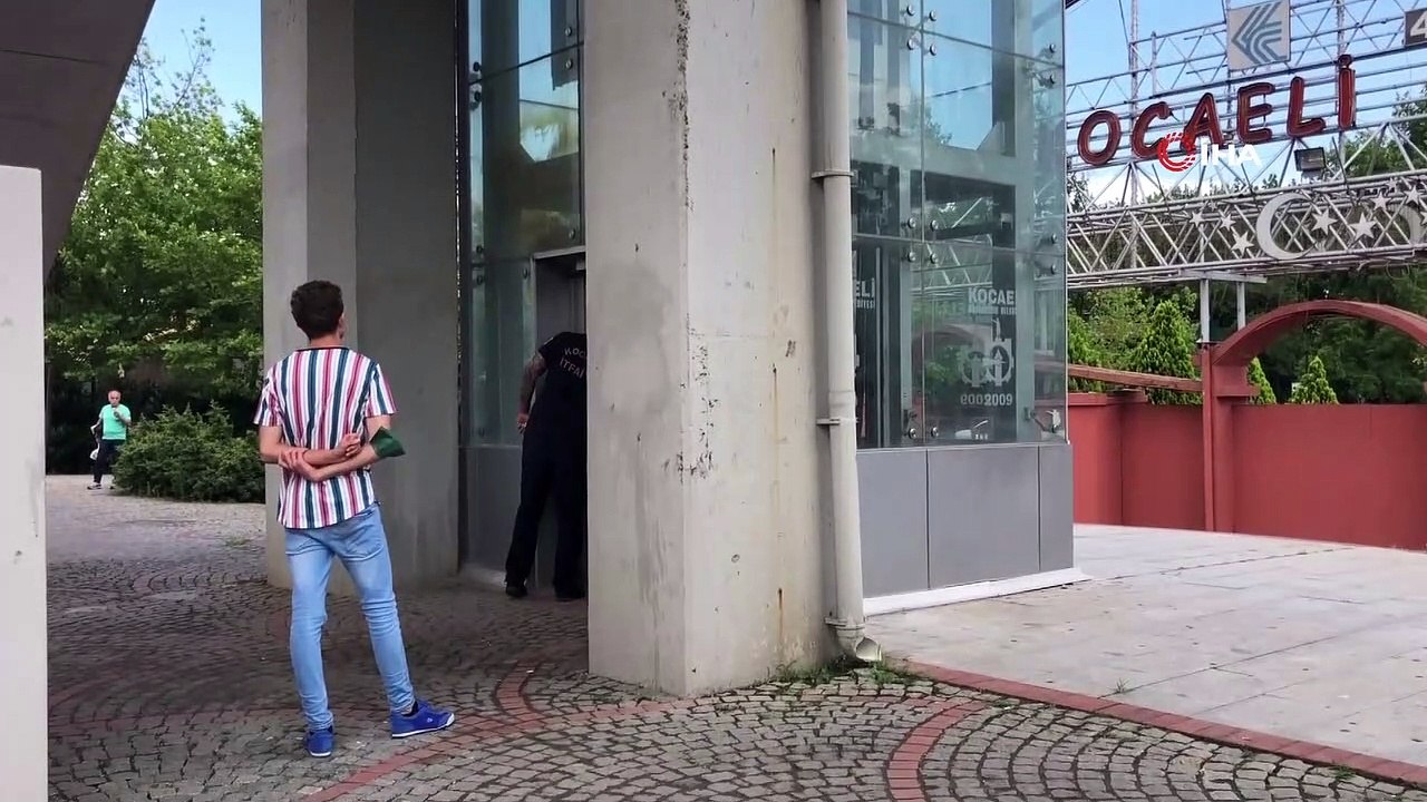 - Asansörde mahsur kaldılar, bir saat boyunca kurtarılmayı beklediler- Asansörde mahsur kalan gençler nefessiz kalmasın diye 1 saat boyunca kapıyı açık tutmaya çalıştılar