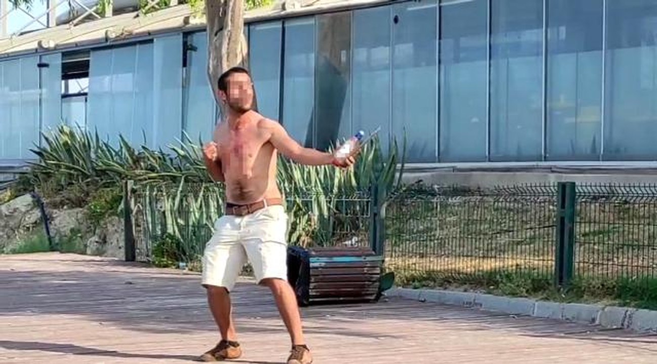 Alkollü vatandaş üzerine asılı Türk bayrağıyla birlikte kendini yakmaya çalıştı
