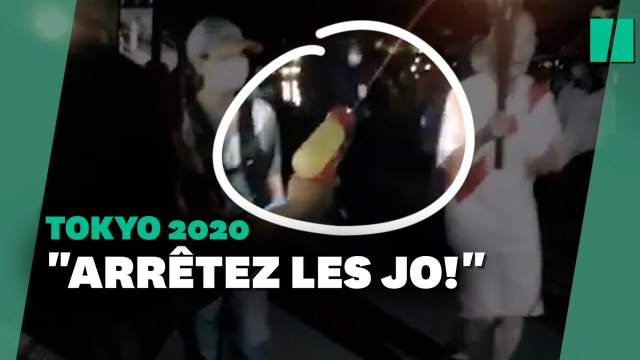 JO de Tokyo 2021: Une femme tente d'éteindre la flamme olympique avec un pistolet à eau