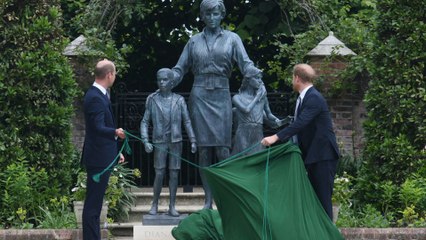 Les princes Harry et William inaugurent une statue de Lady Diana