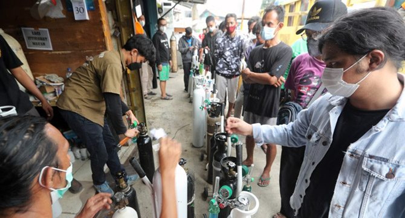 Endonezya’da oksijen faciası: 63 ölü