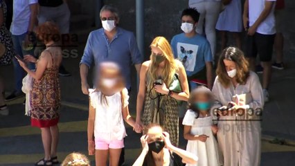 Carolina Cerezuela y sus hijos salen del cine