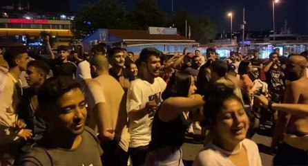 Normalleşmeyi abartan gençler sosyal mesafeyi hiçe saydı