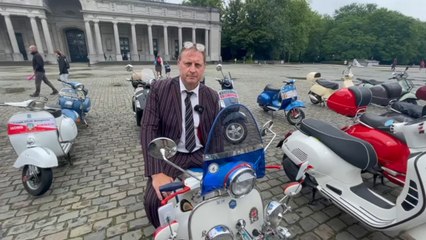 Les pilotes Vespa célèbrent les 75 ans de Vespa à Autoworld.