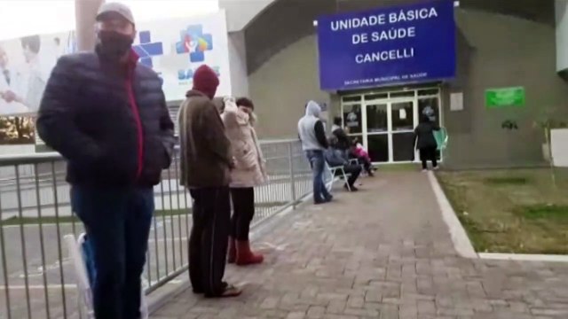 Com grandes filas, vacinação para maiores de 40 anos é retomada; 6.859 doses estão disponíveis